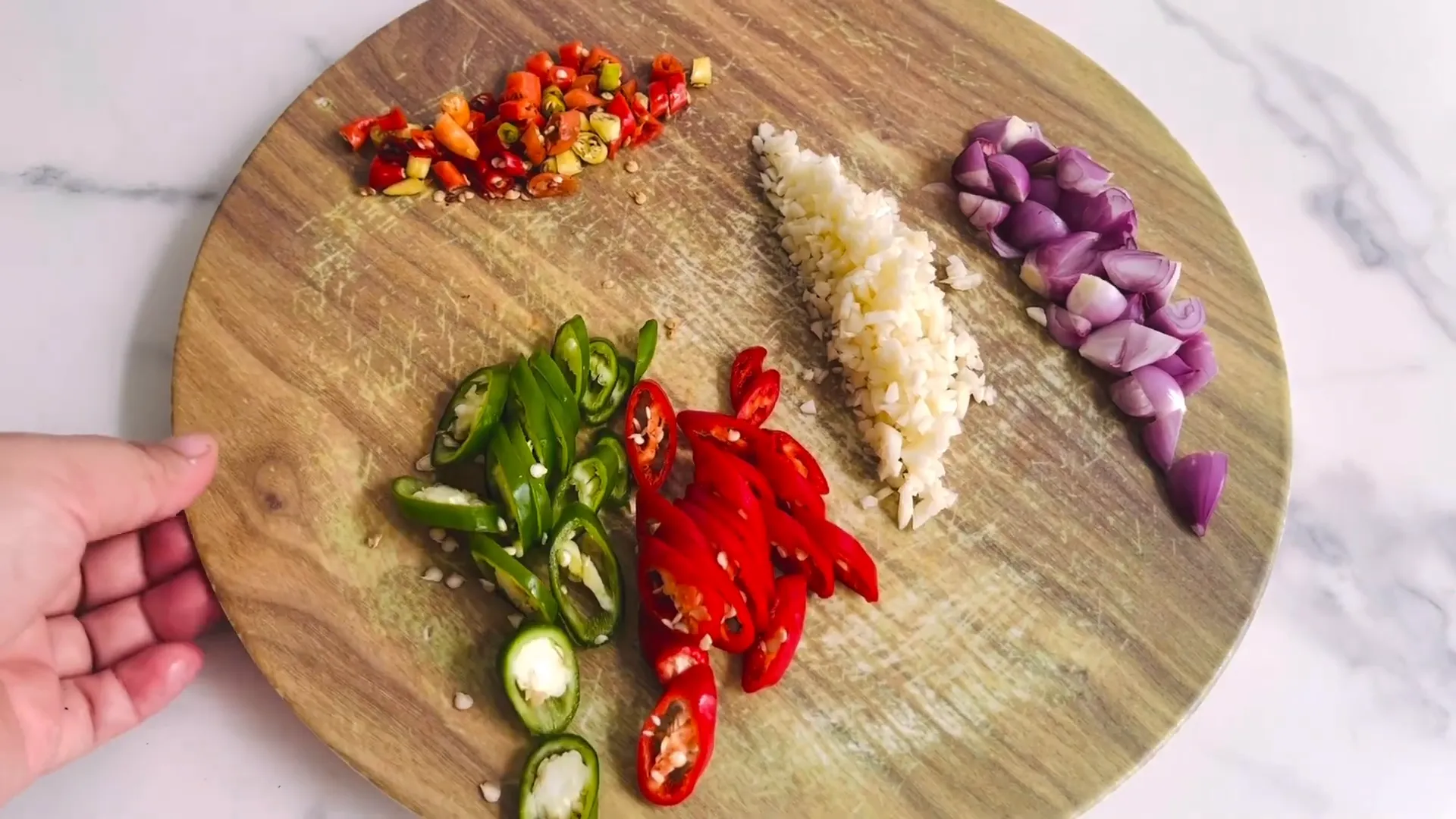 Potongan bawang merah, bawang putih, dan berbagai jenis cabe siap ditumis