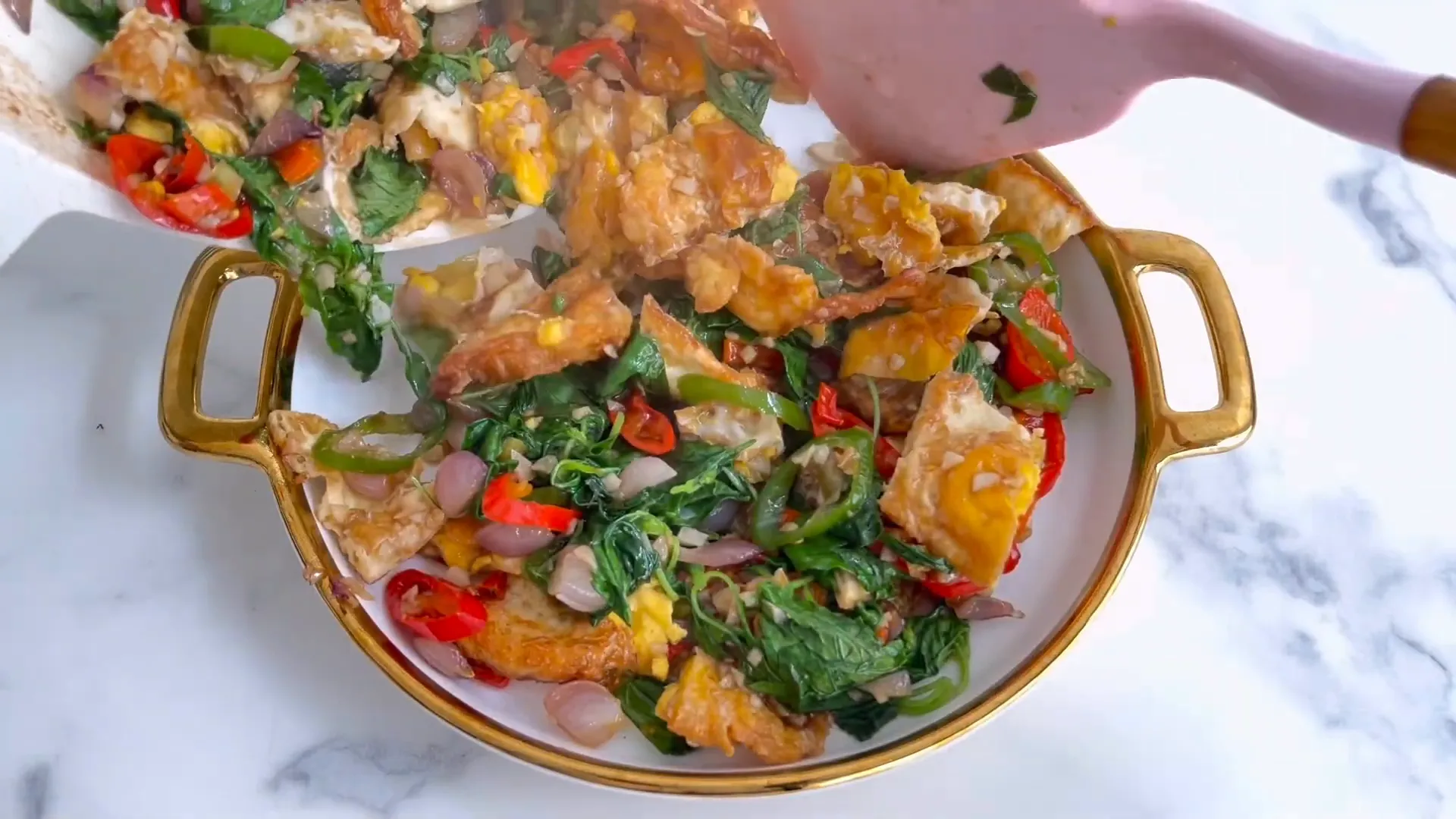 Tumis telur kemangi siap disajikan dengan nasi hangat