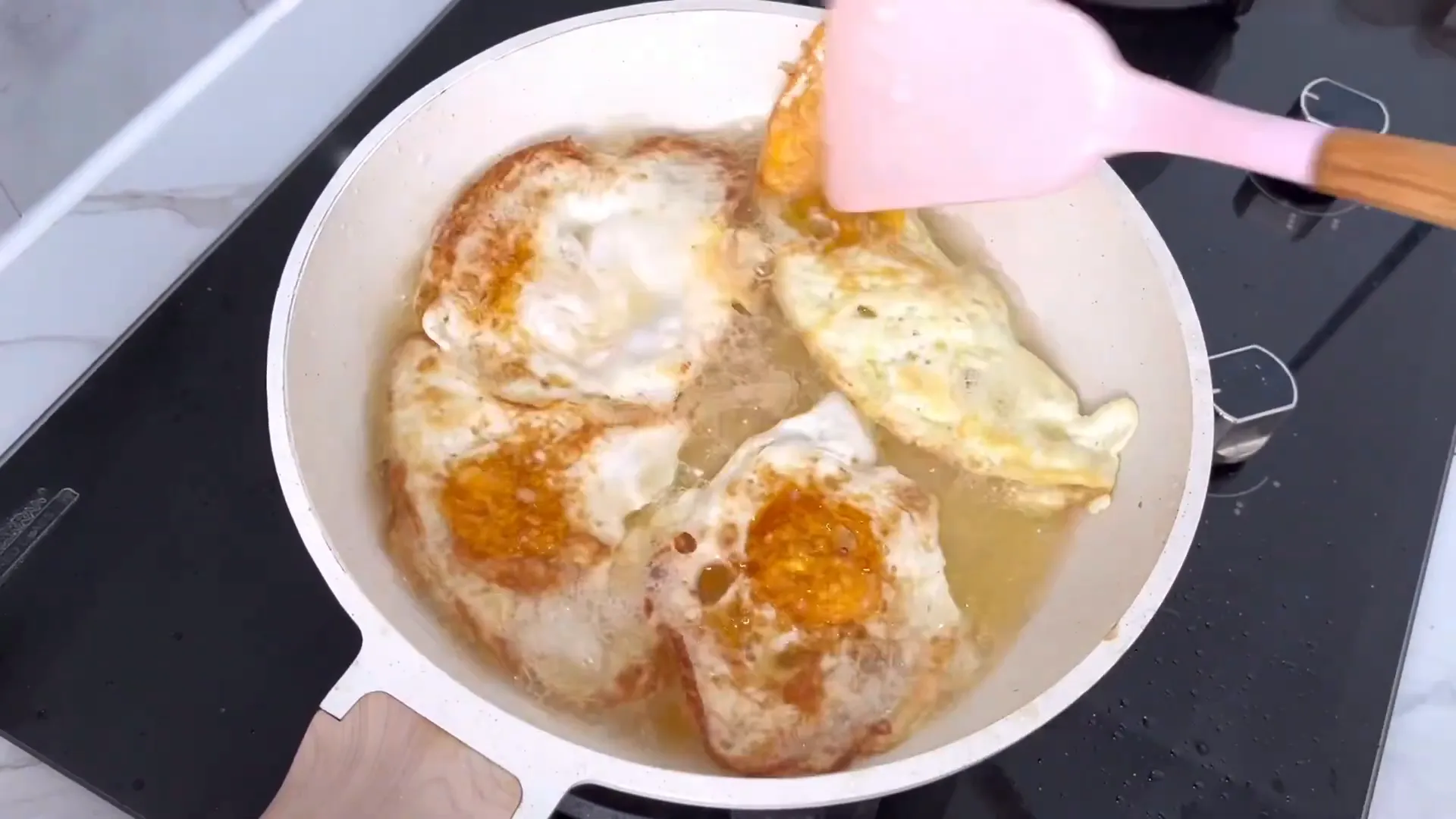 Memasak dan membalik telur ceplok agar matang sempurna