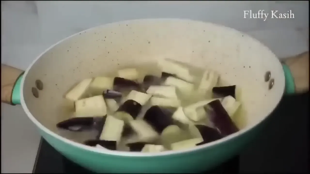 Terong digoreng hingga matang untuk menjaga warna dan tekstur