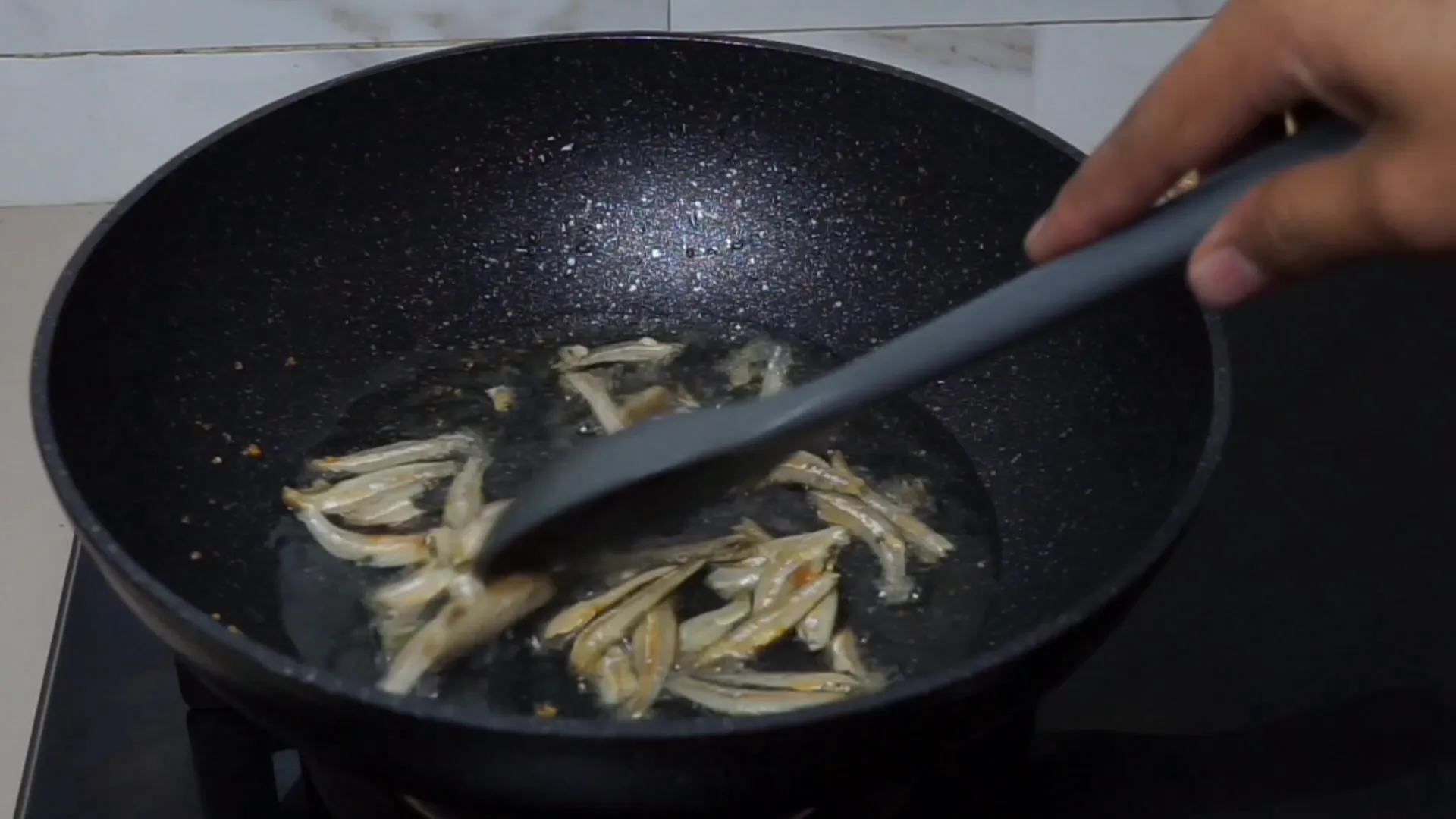 Terong dan teri sedang dimasak bersama bumbu