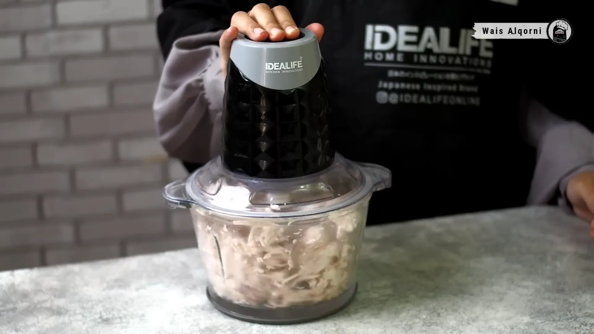 Menggunakan alat pemotong ayam dari Ideal Life untuk memotong ayam suwir