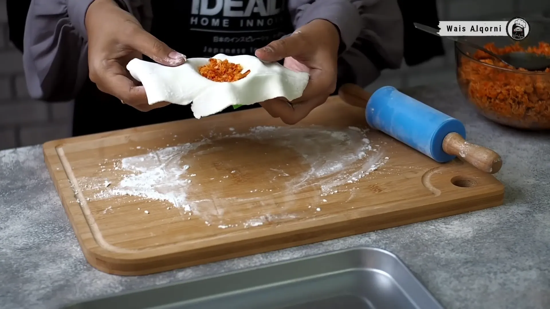 Membentuk cireng dan mengisi dengan ayam suwir pedas