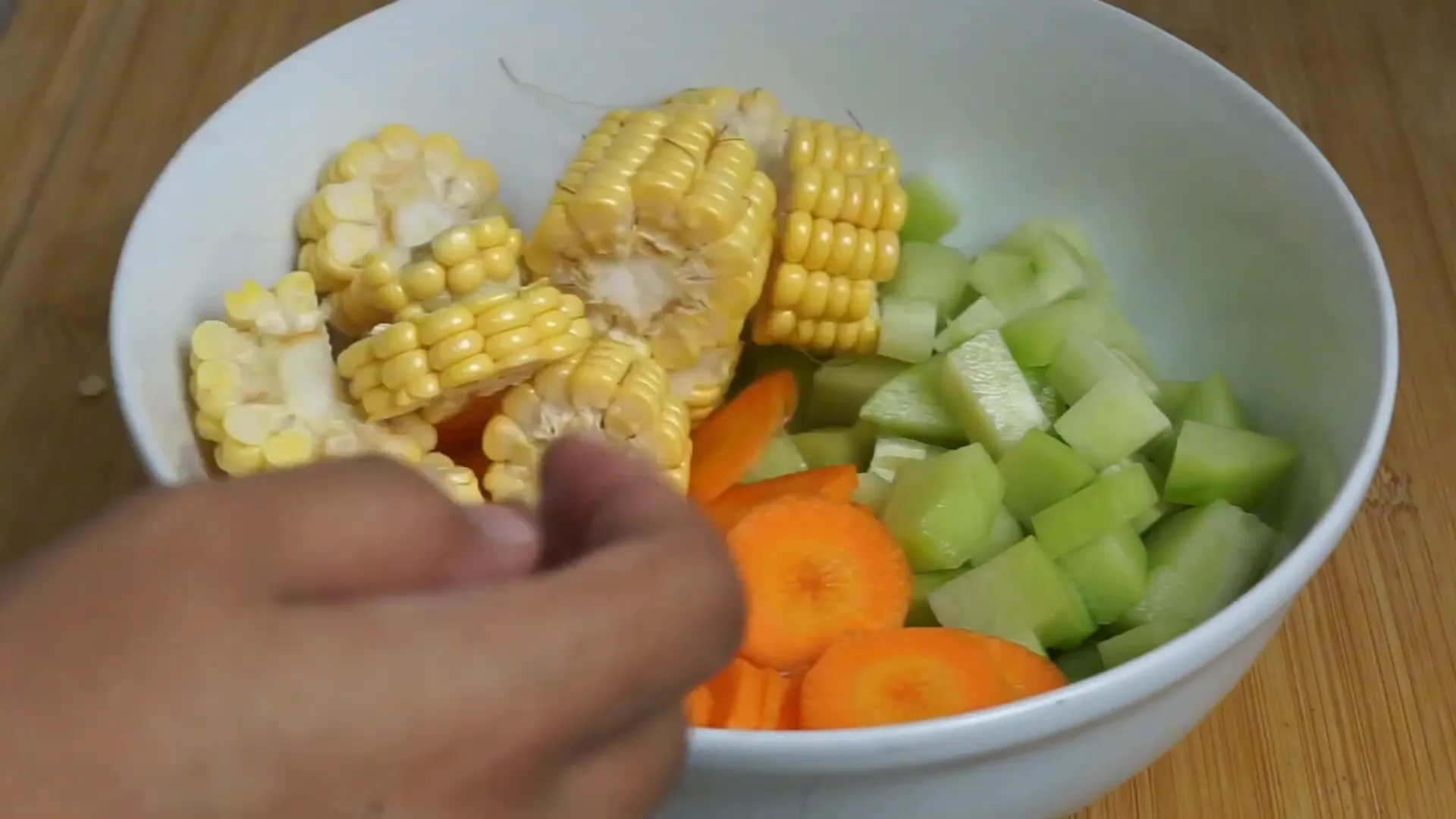 potongan jagung manis dan wortel segar untuk sayur bening