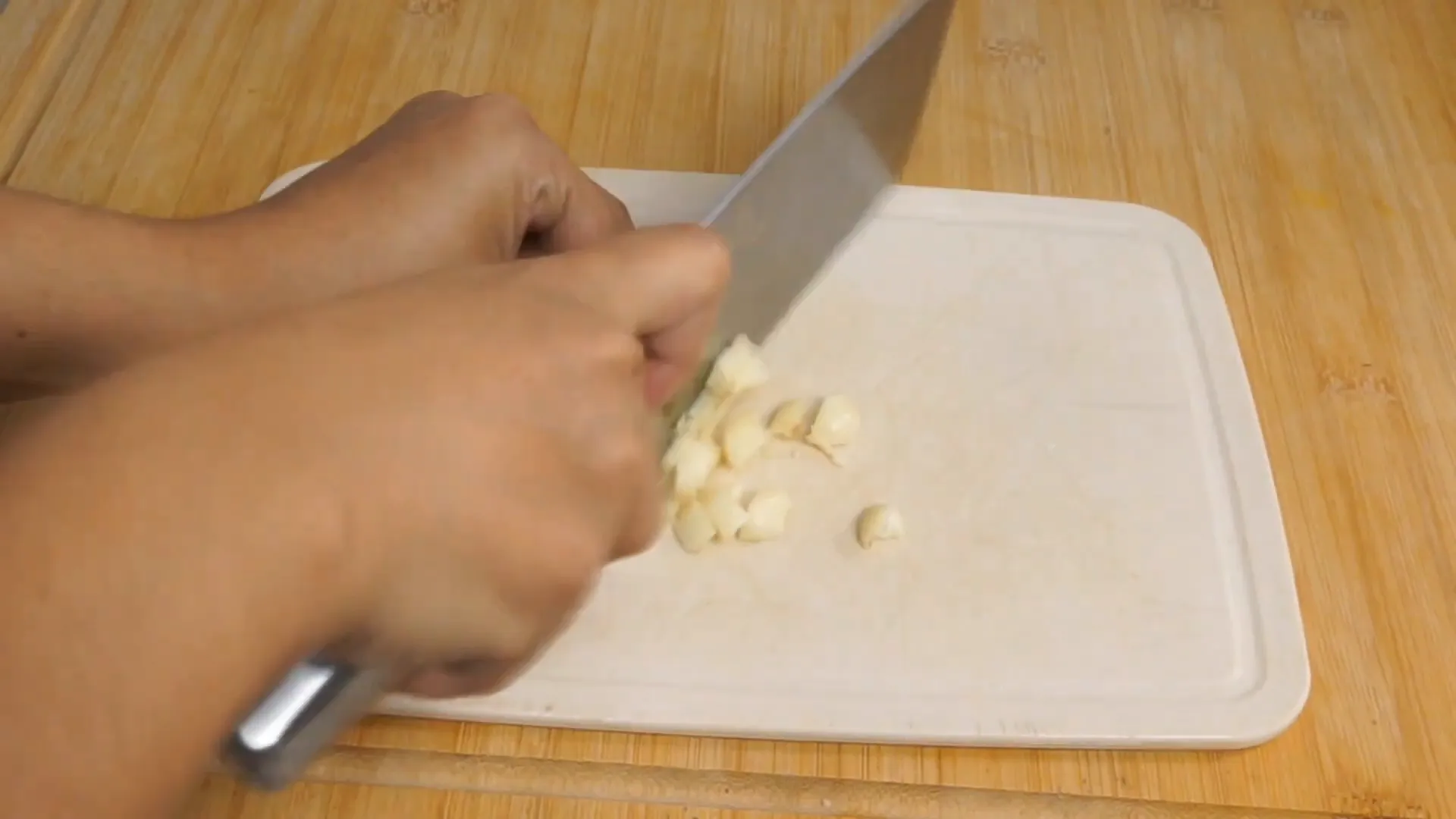 Bawang putih dan cabai rawit sudah dipotong siap untuk ditumis