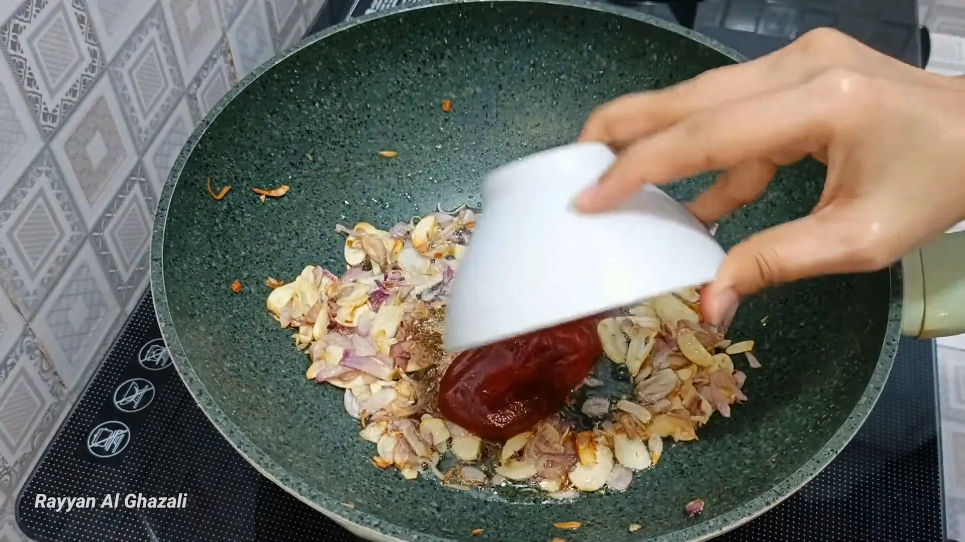 Tumis bumbu hingga harum dan tambahkan bumbu pelengkap
