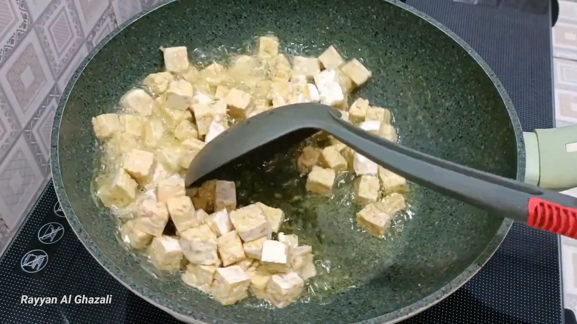 Menggoreng tempe hingga matang dan setengah kering