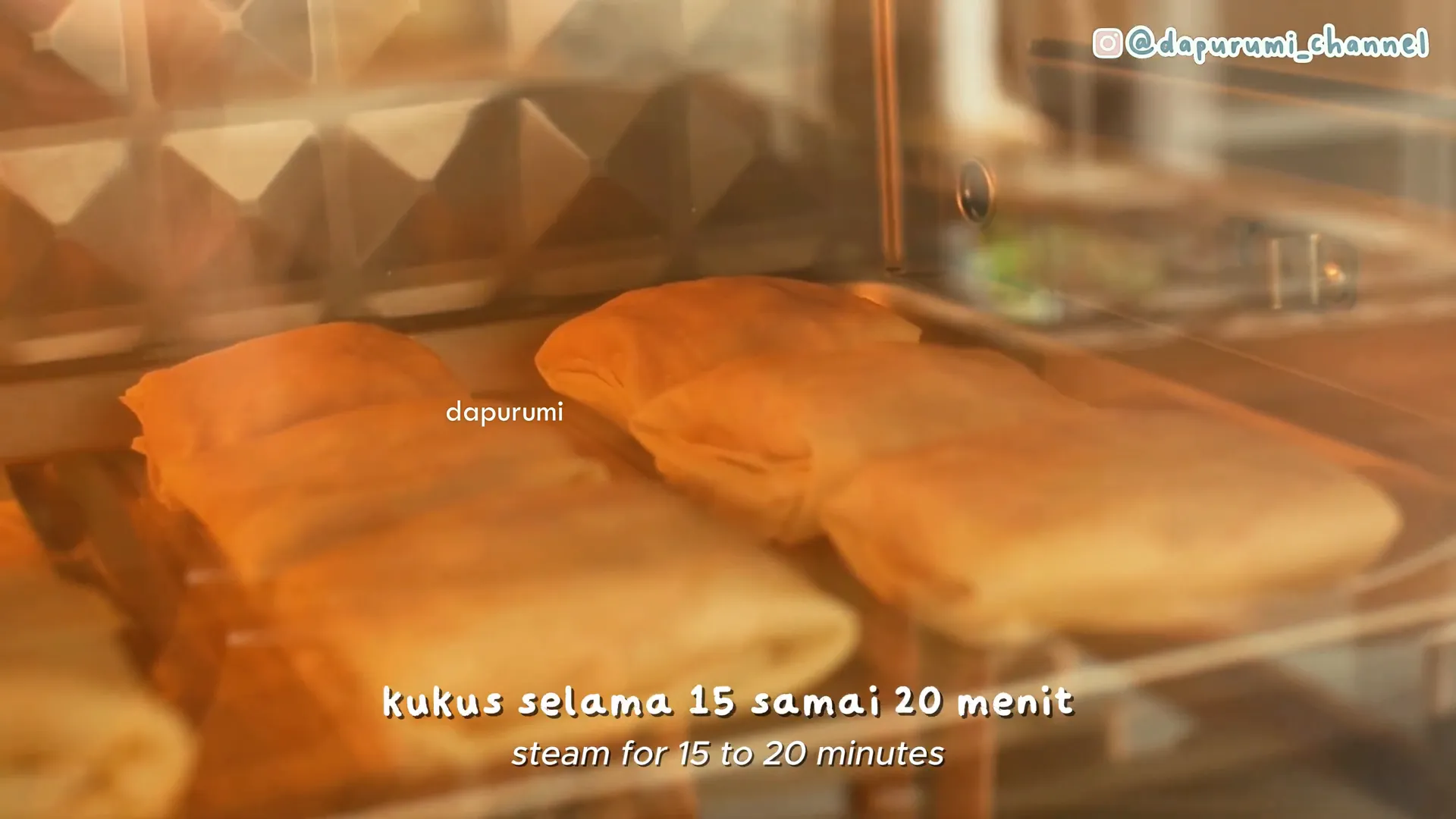Dimsum goreng keju lumer sedang dikukus dalam steamer oven