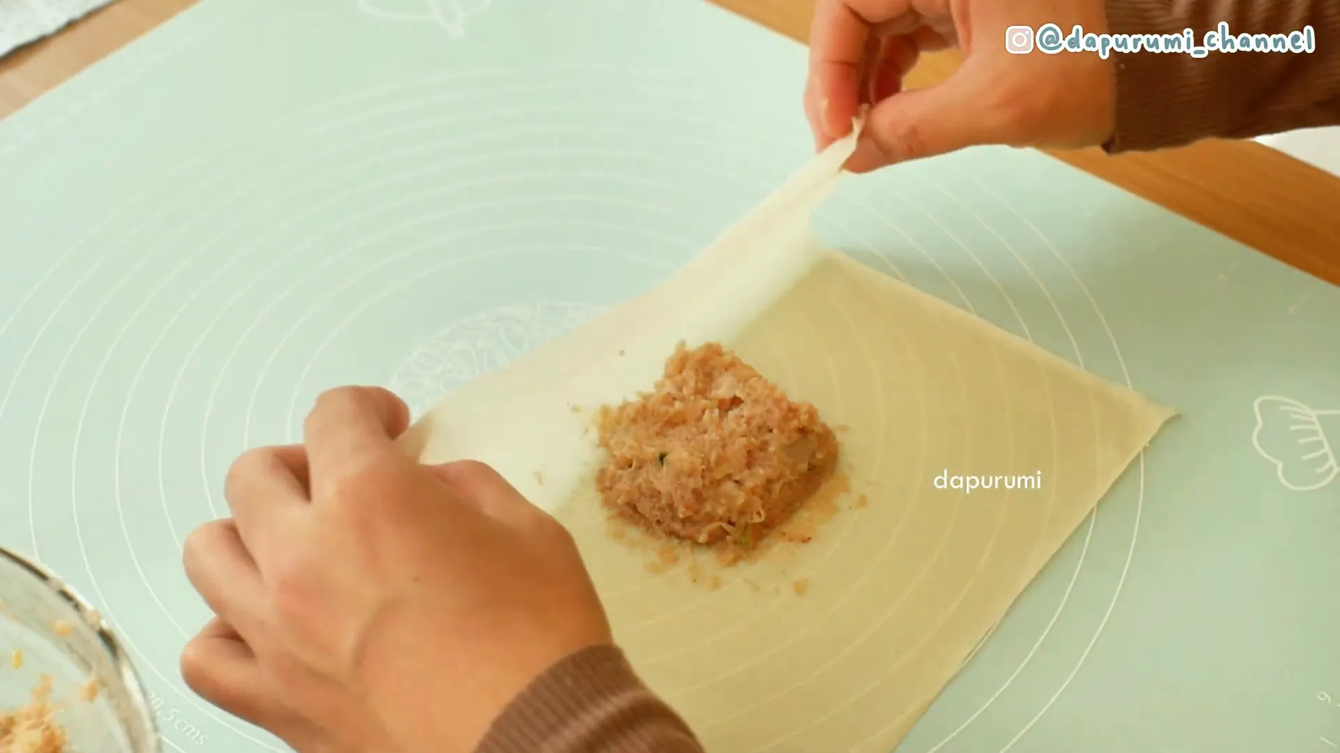 Proses membungkus adonan dimsum dengan kulit spring roll dan keju isian