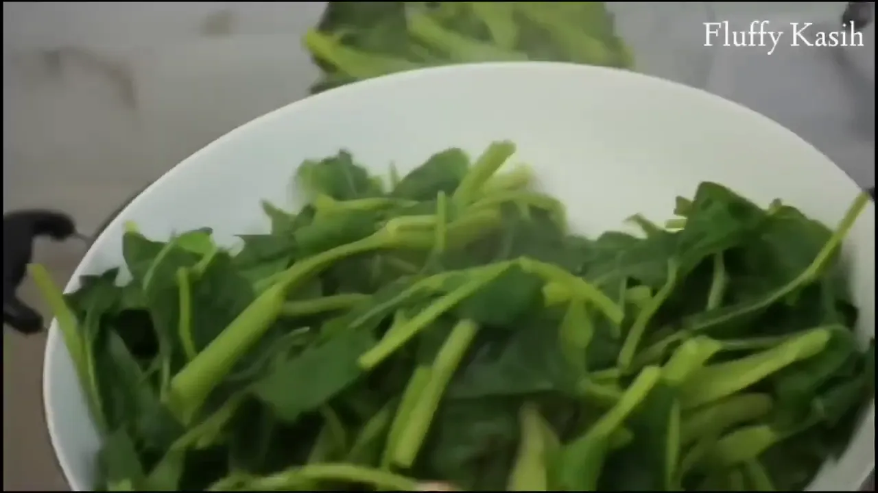 Plecing kangkung dengan sambal segar dan kacang goreng