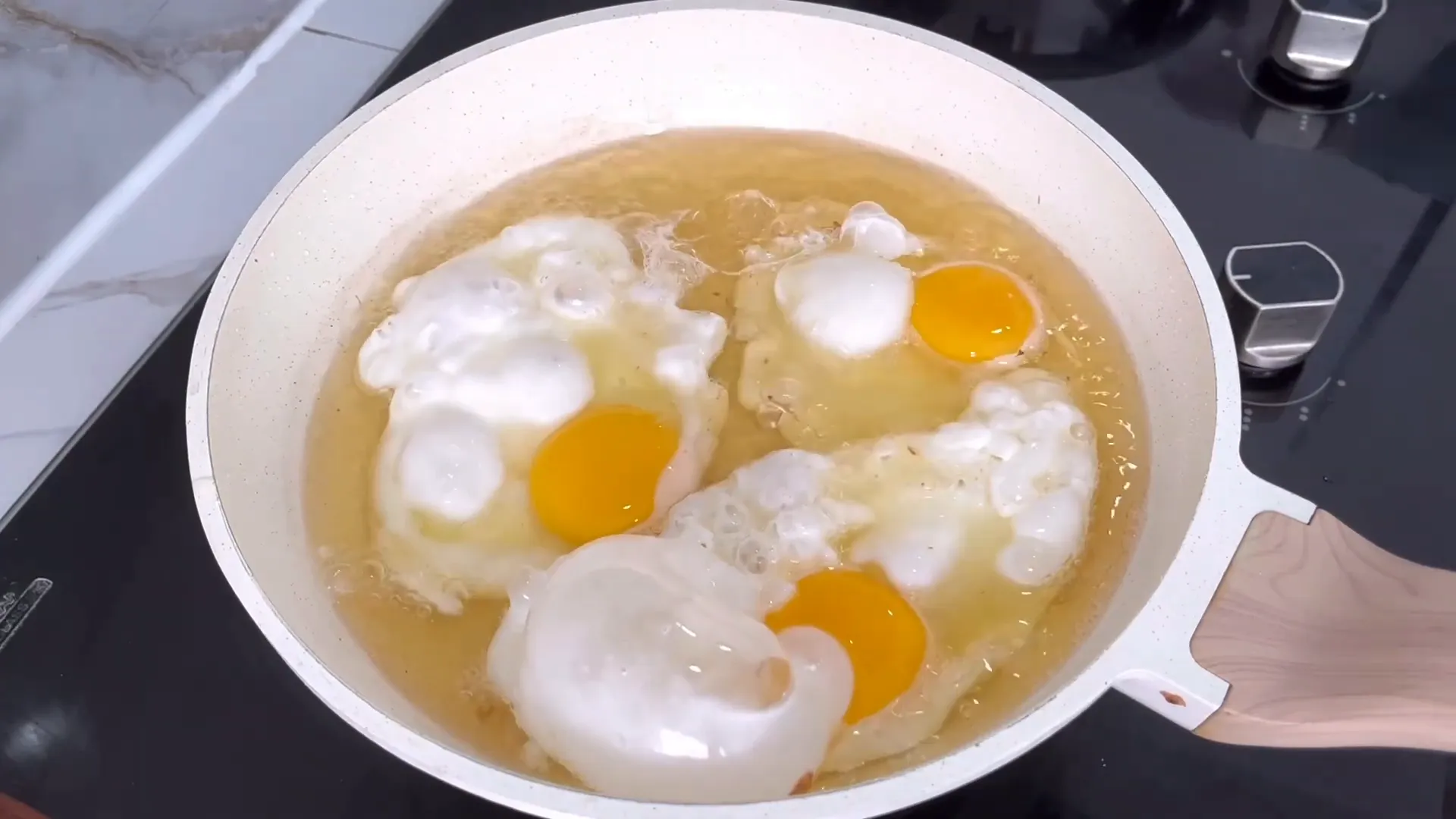 Ceplok telur di wajan, terlihat pinggiran telur kecokelatan
