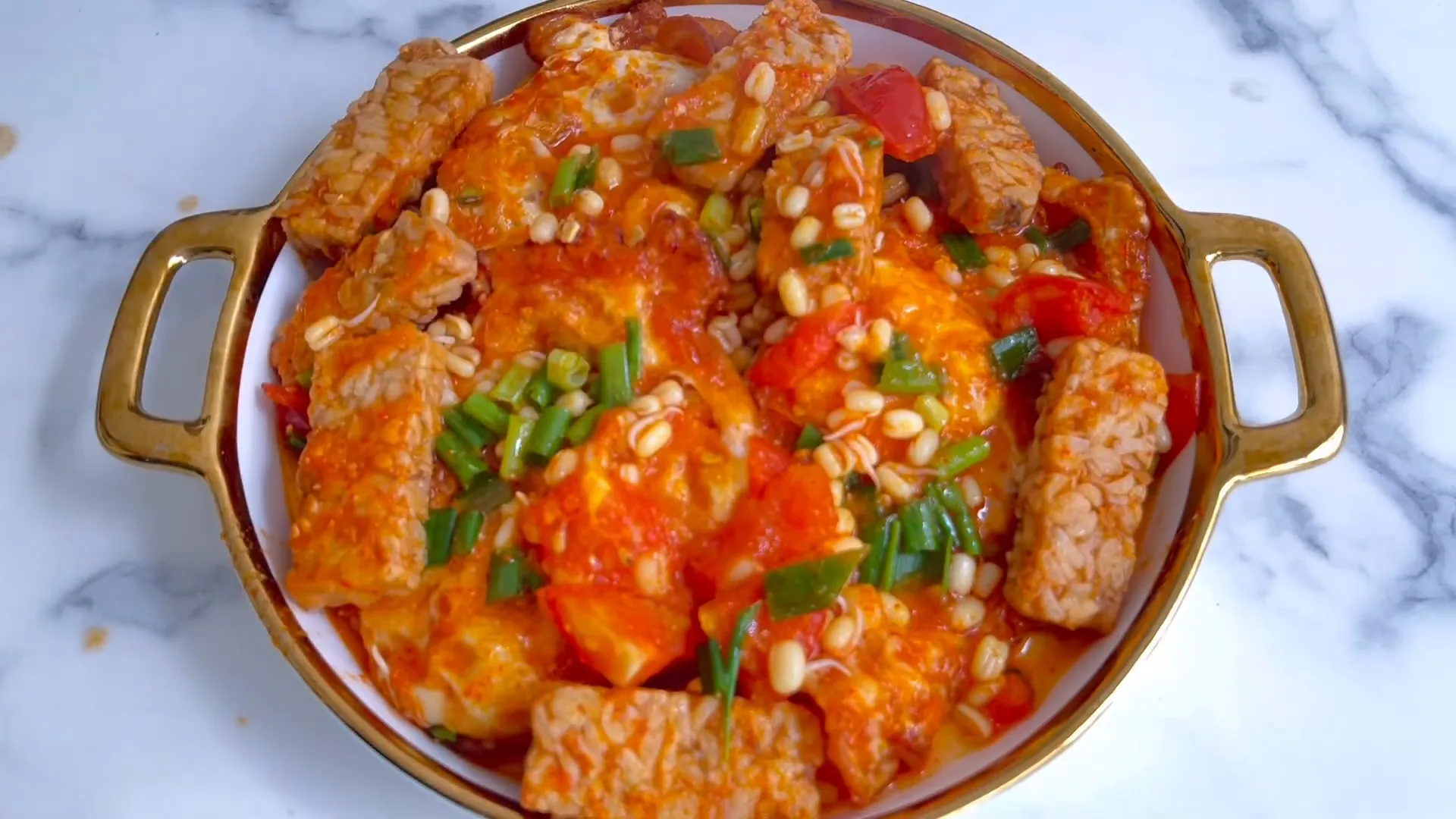 Piring sajian: Telur, tempe, dan toge berkuah siap dinikmati
