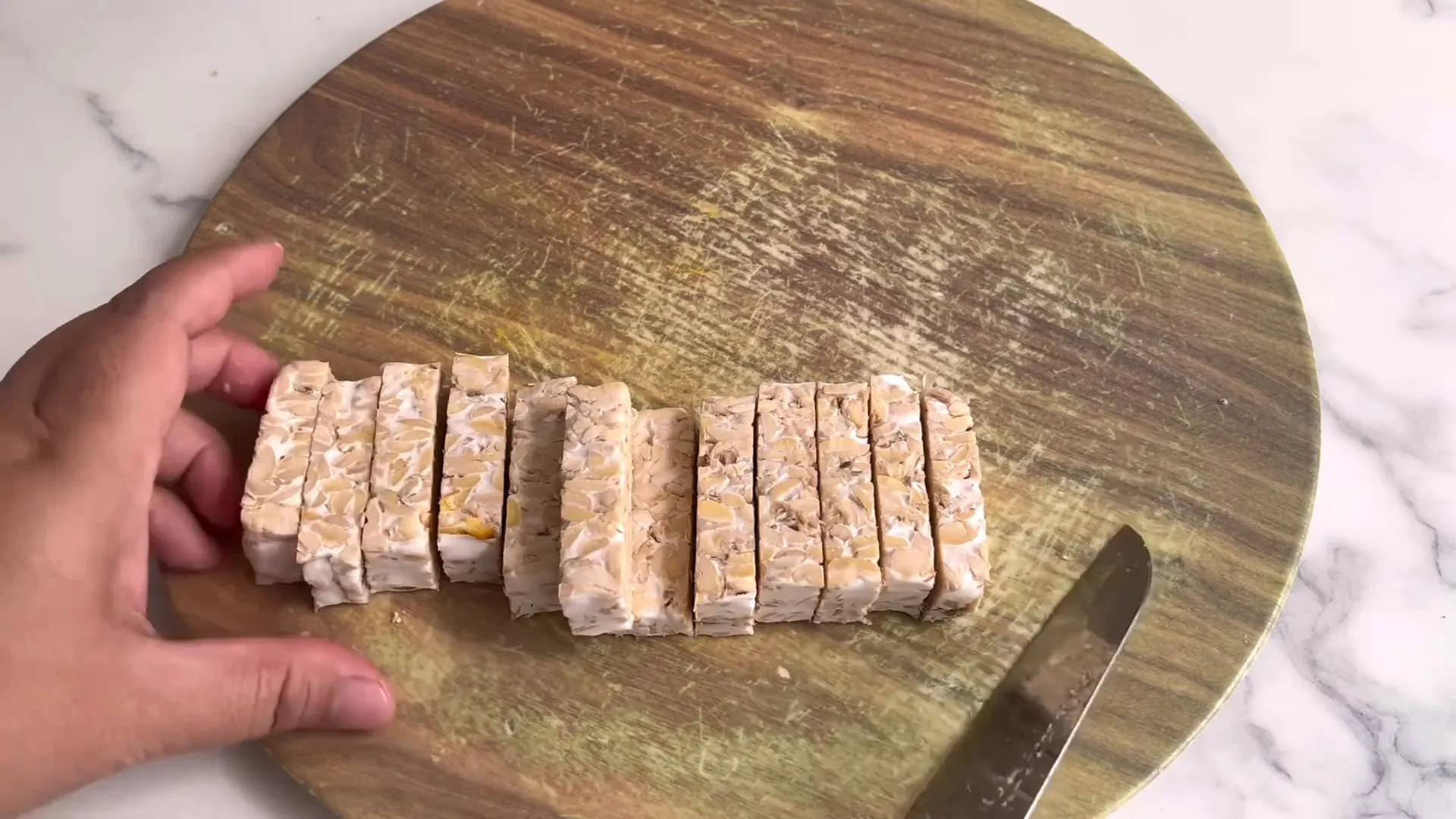Potongan tempe panjang-panjang siap digoreng