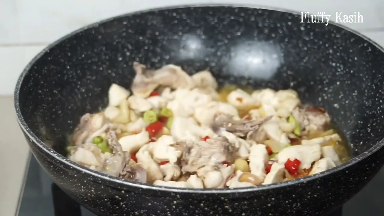 Menumis bawang dan cabai untuk tumisan ayam jamur