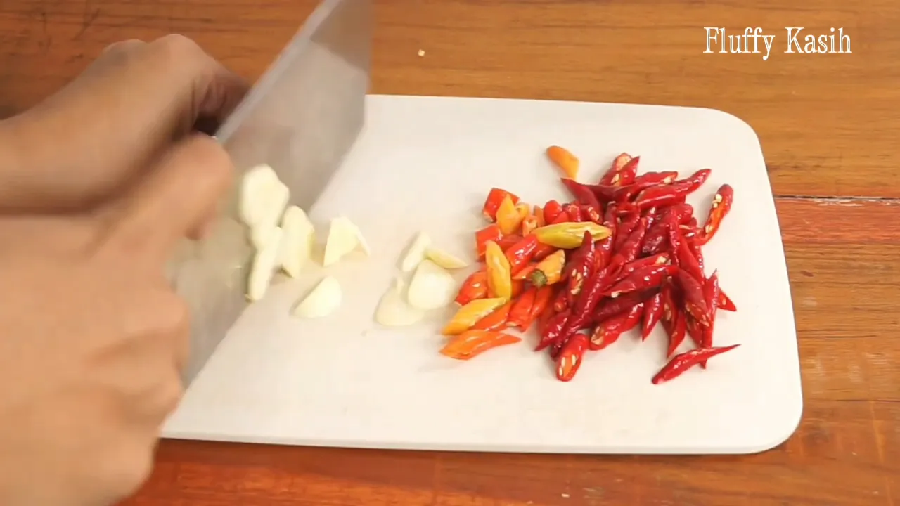 Dada ayam dimarinasi dan digoreng sebelum ditumis bersama sayuran