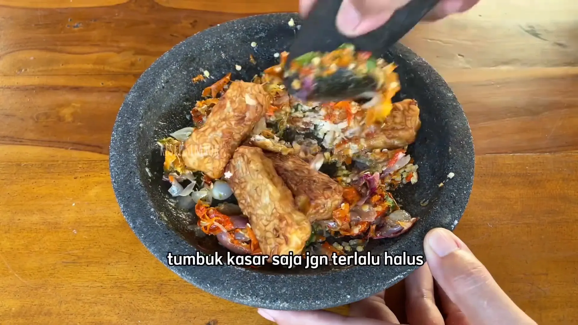 Tempe dan daun mlinjo sebagai bahan utama masakan