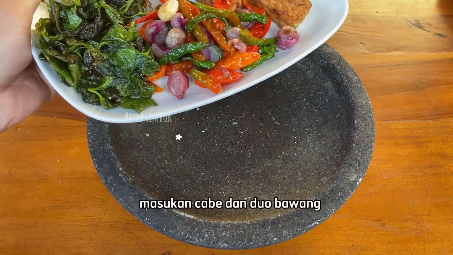 Proses memasak tempe dan daun mlinjo dengan bumbu halus