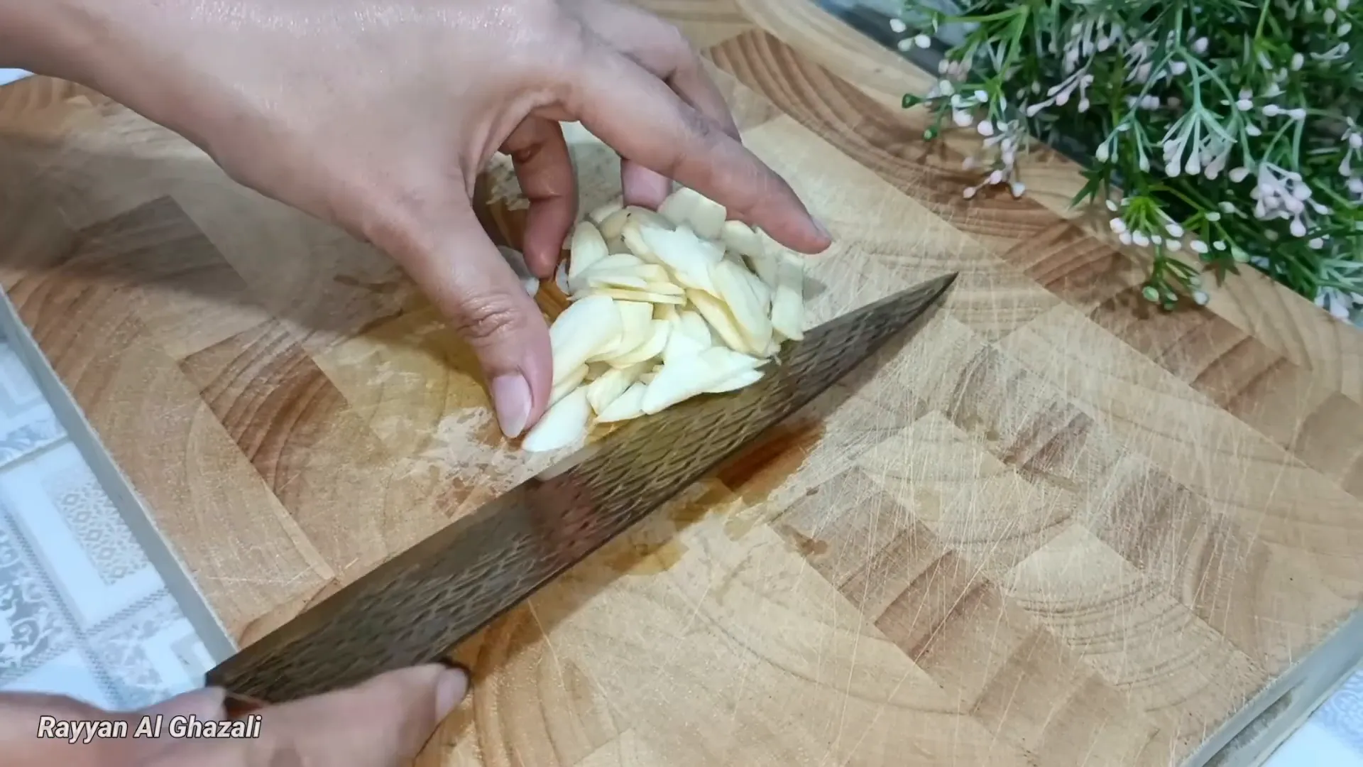 Irisan bawang putih, bawang merah, cabe merah, dan sereh siap diolah
