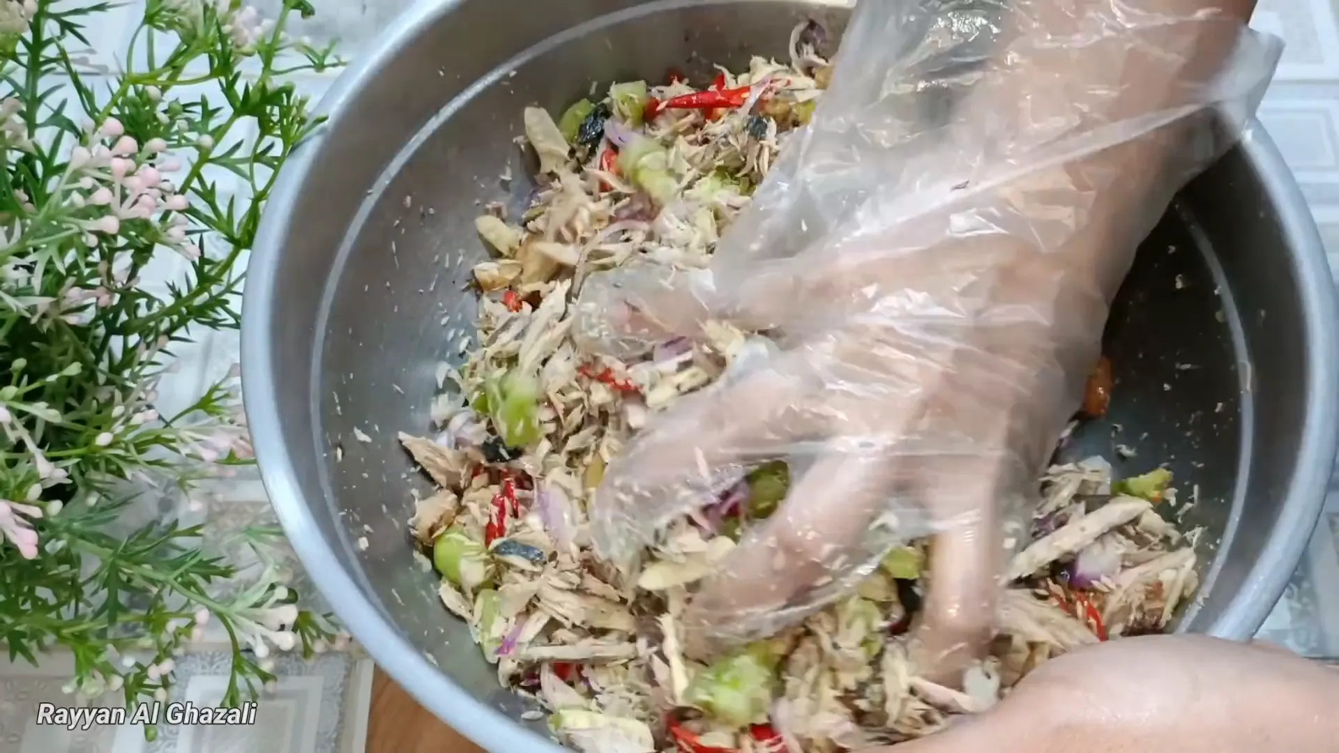 Mencampur suwiran pindang tongkol dengan bumbu iris dan kemangi