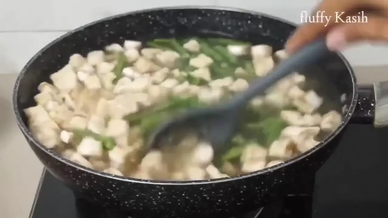Memasak oblok oblok tempe dengan bumbu halus dan sayuran