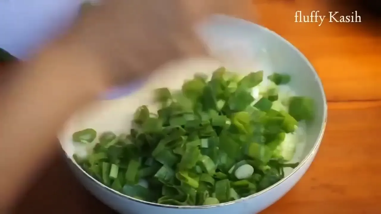 Tempe tepung goreng renyah dengan taburan daun bawang dan cabai