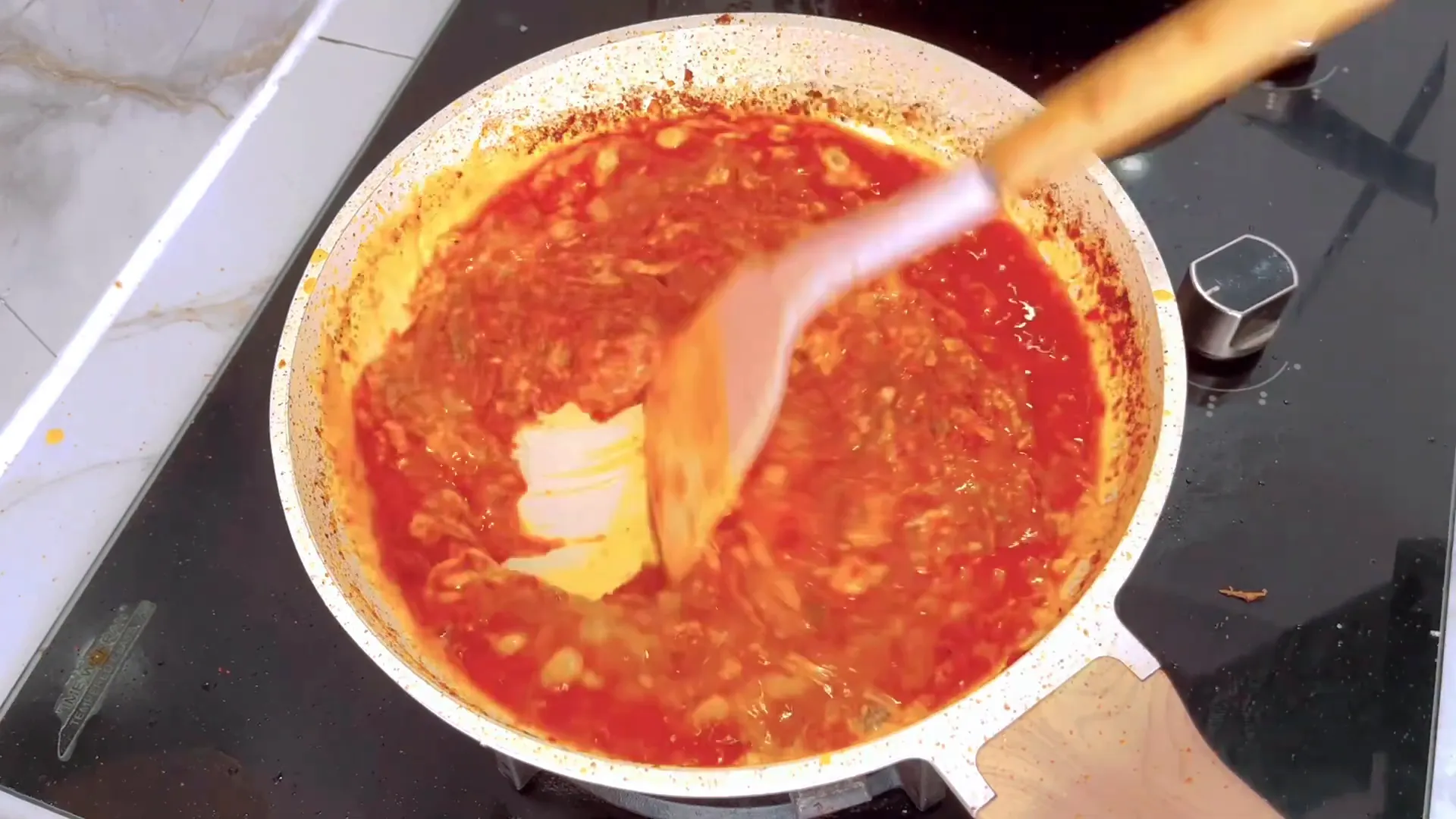 Telur yang dikocok dan dicampur dengan sambal nanas di wajan