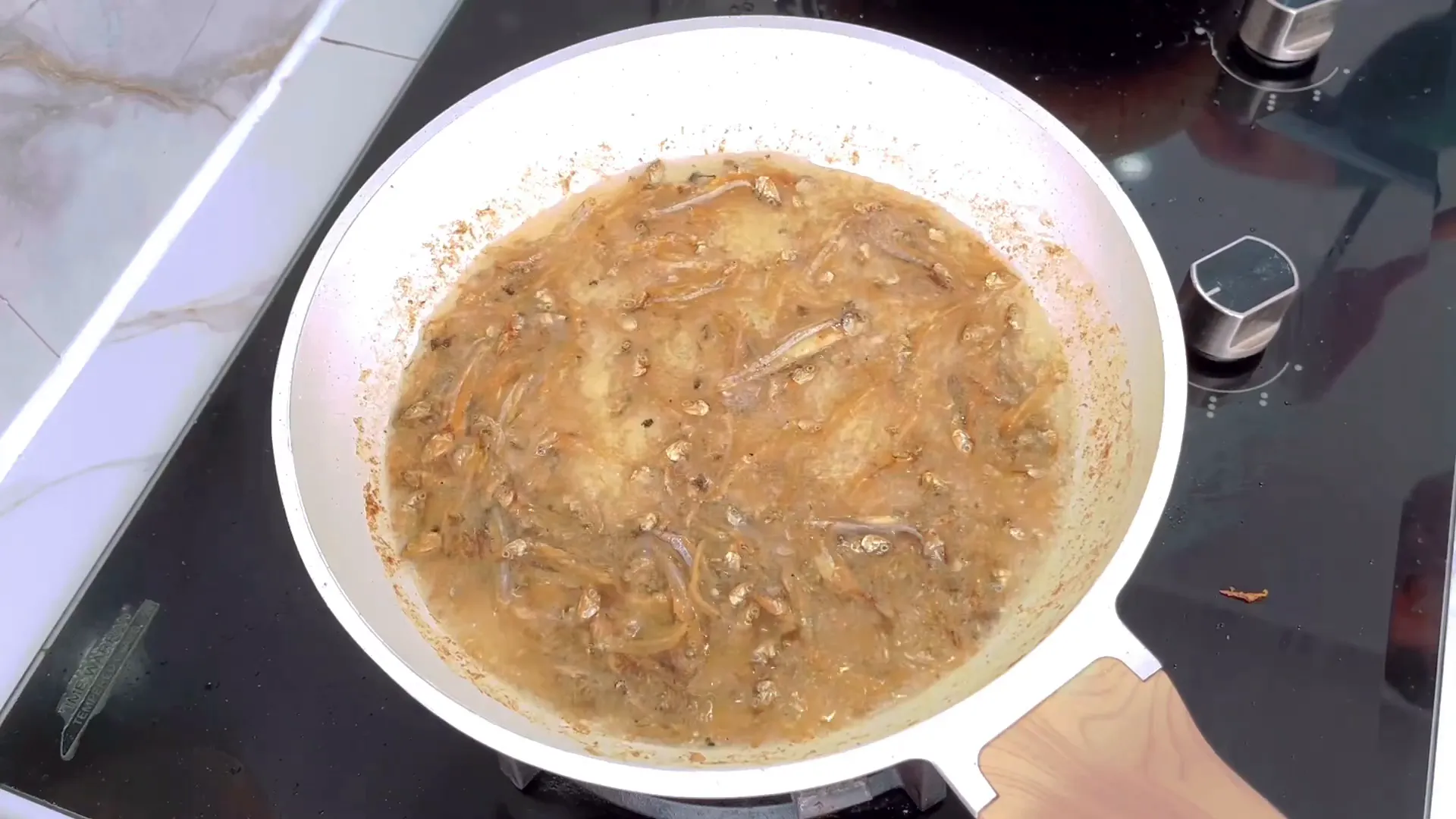 Teri yang digoreng hingga harum dan berwarna kuning kecoklatan