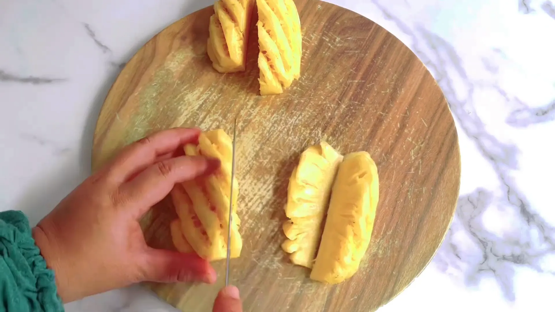 Nanas ukuran sedang yang sudah dikupas dan dibagi menjadi empat bagian