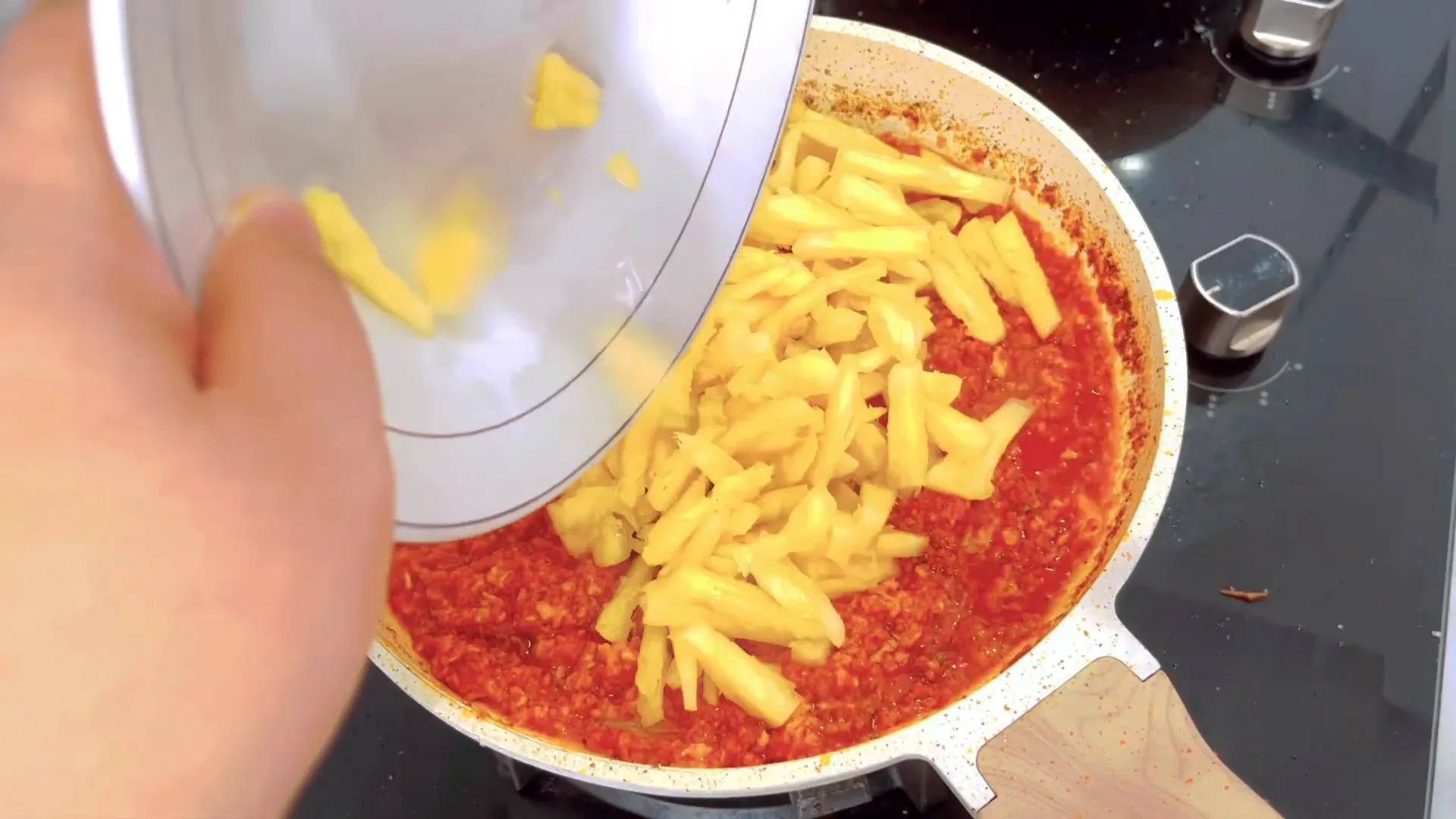 Nanas yang dimasak bersama sambal dan telur dalam wajan