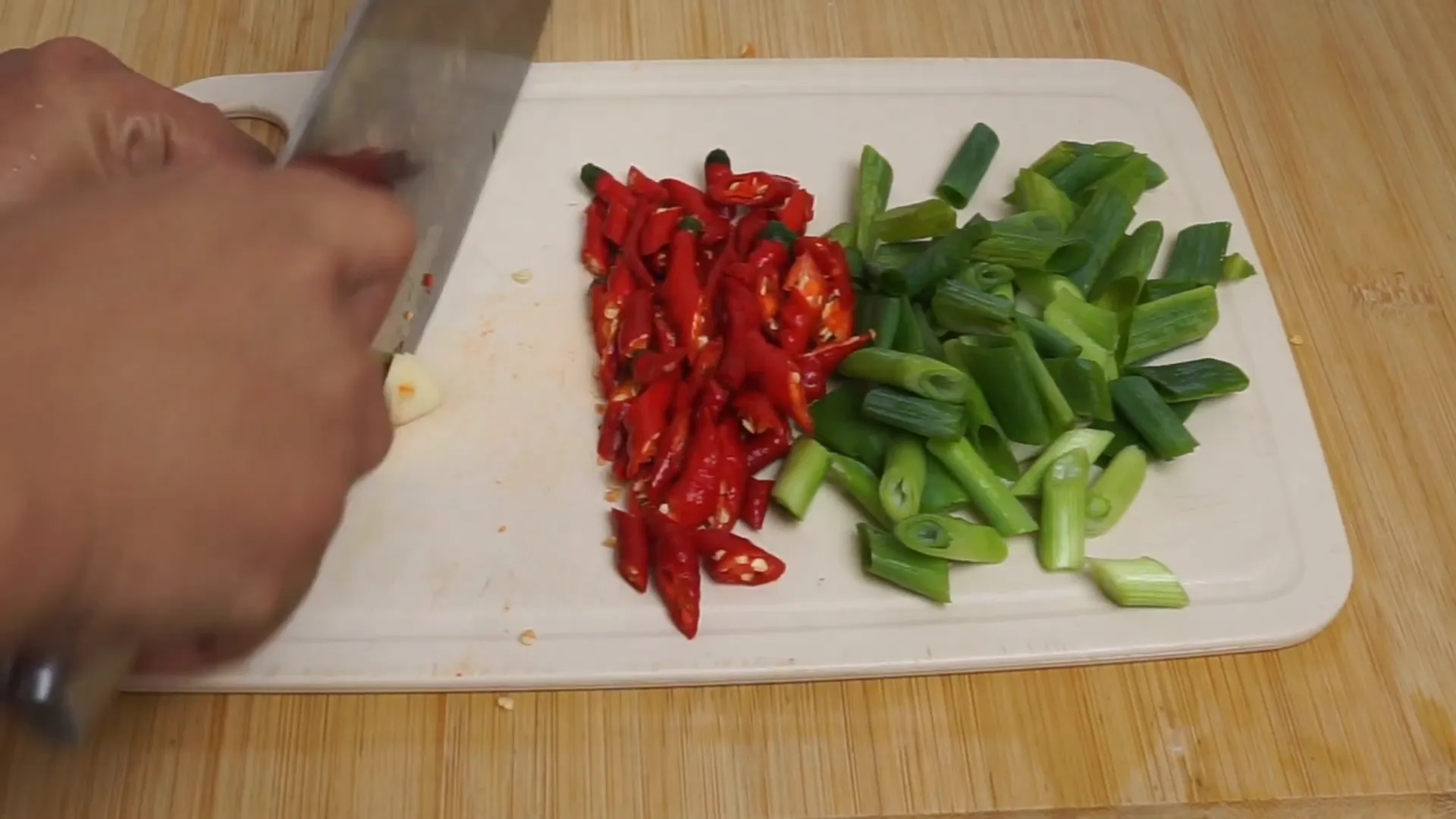 Bumbu iris bawang merah, bawang putih, daun bawang, dan cabai merah keriting