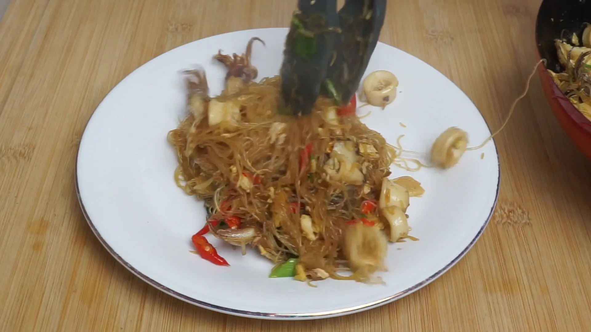 Bihun goreng siap disajikan dengan aroma harum yang menggoda
