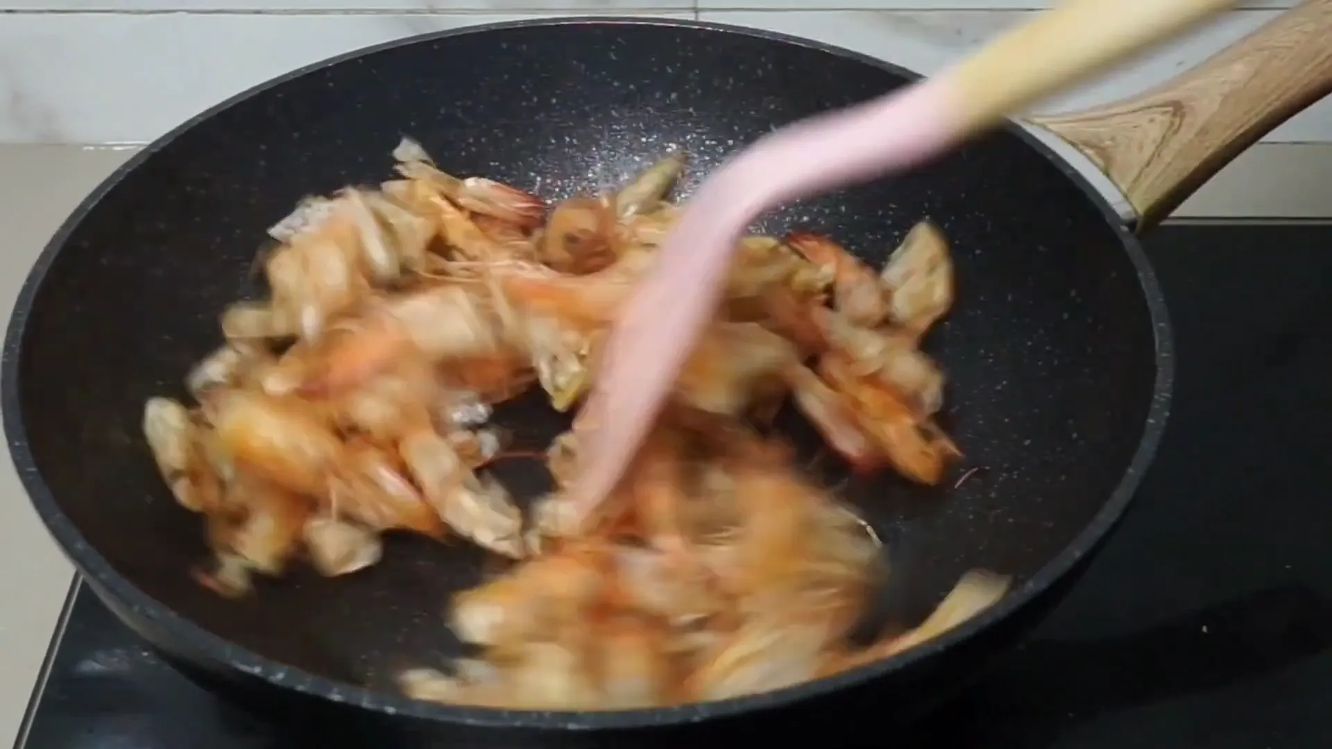Kulit udang digosongkan untuk kaldu