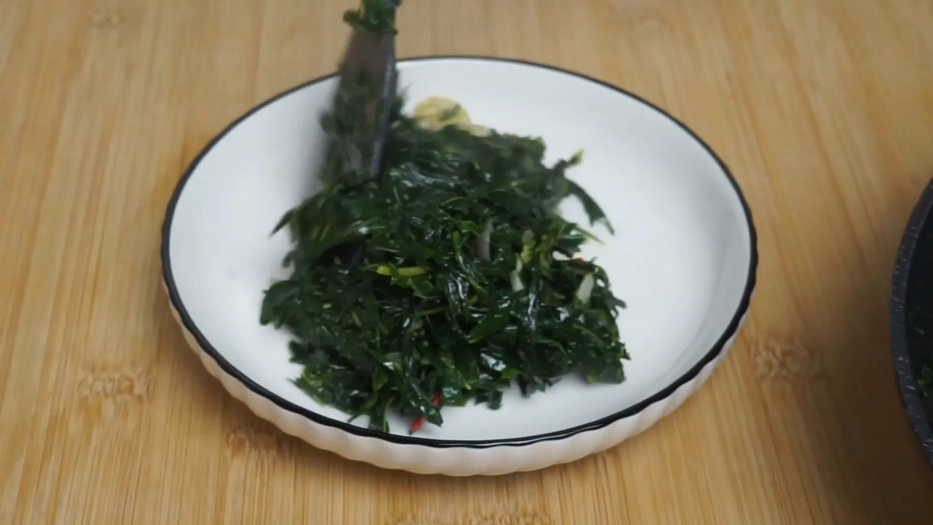 Oseng daun singkong siap disajikan dengan nasi hangat