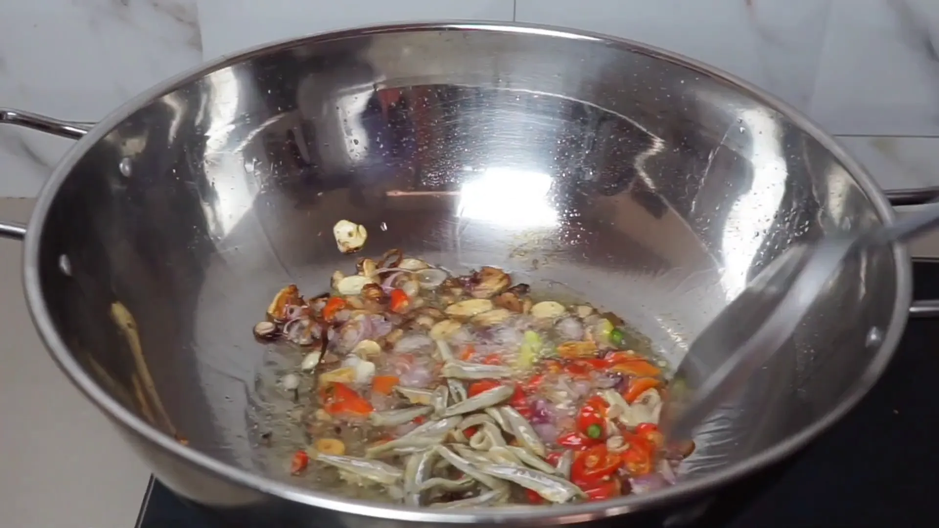 Oseng godong singkong dan tempe sedang dimasak