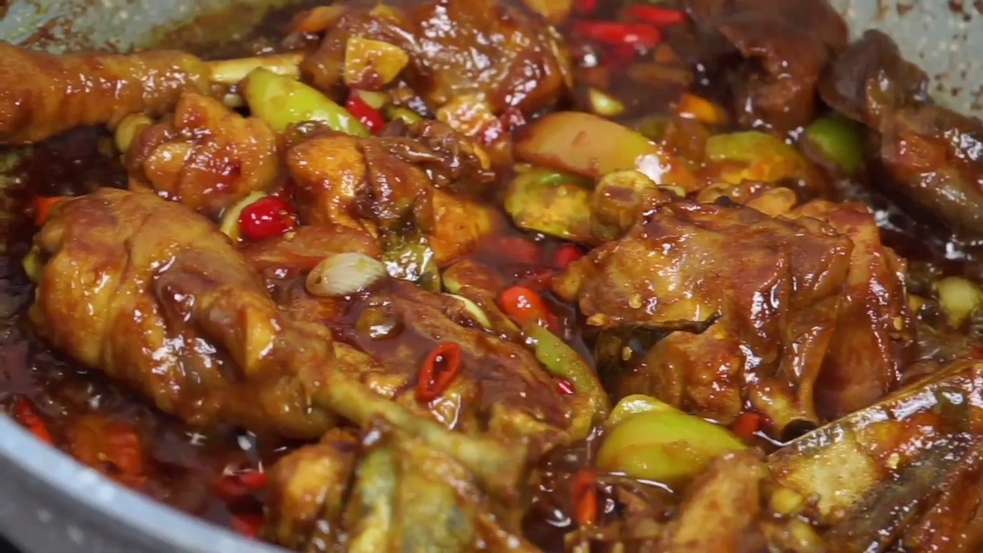 Ayam kecap matang siap disajikan