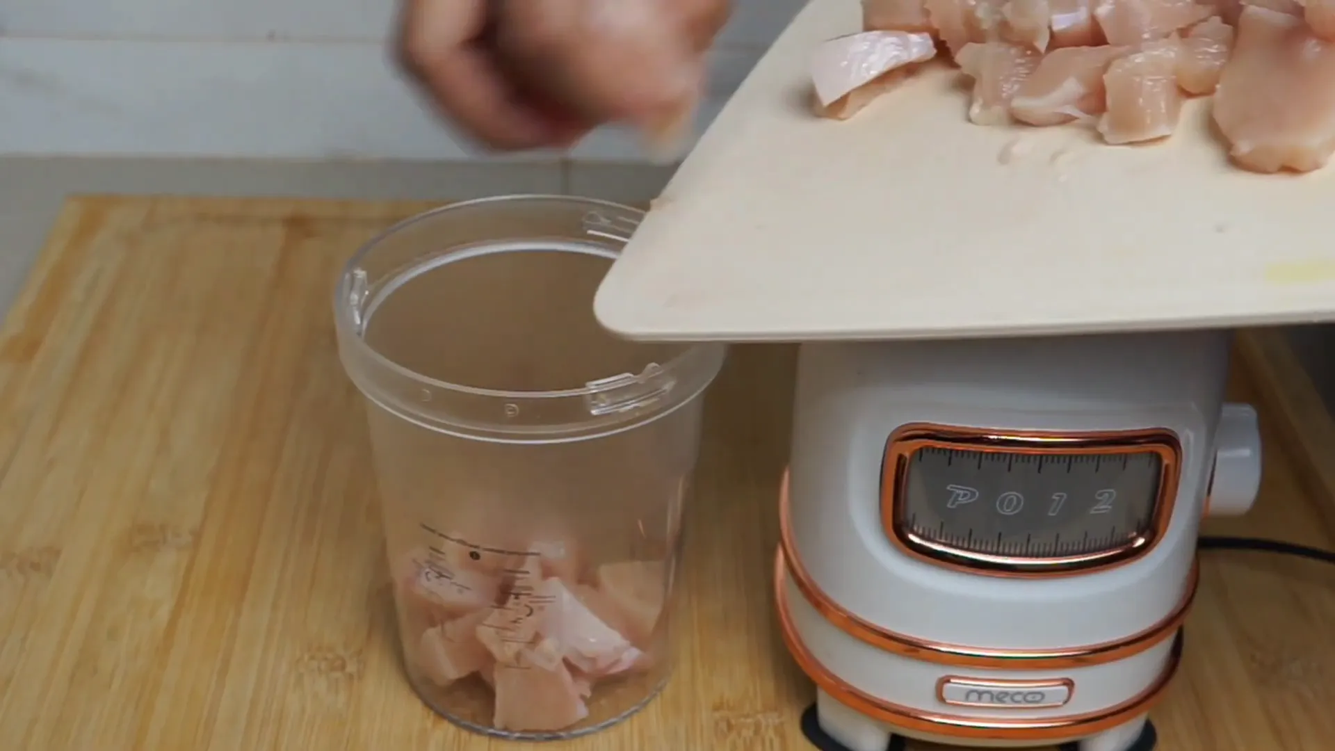 Proses membuat nugget ayam dengan baluran tepung panir