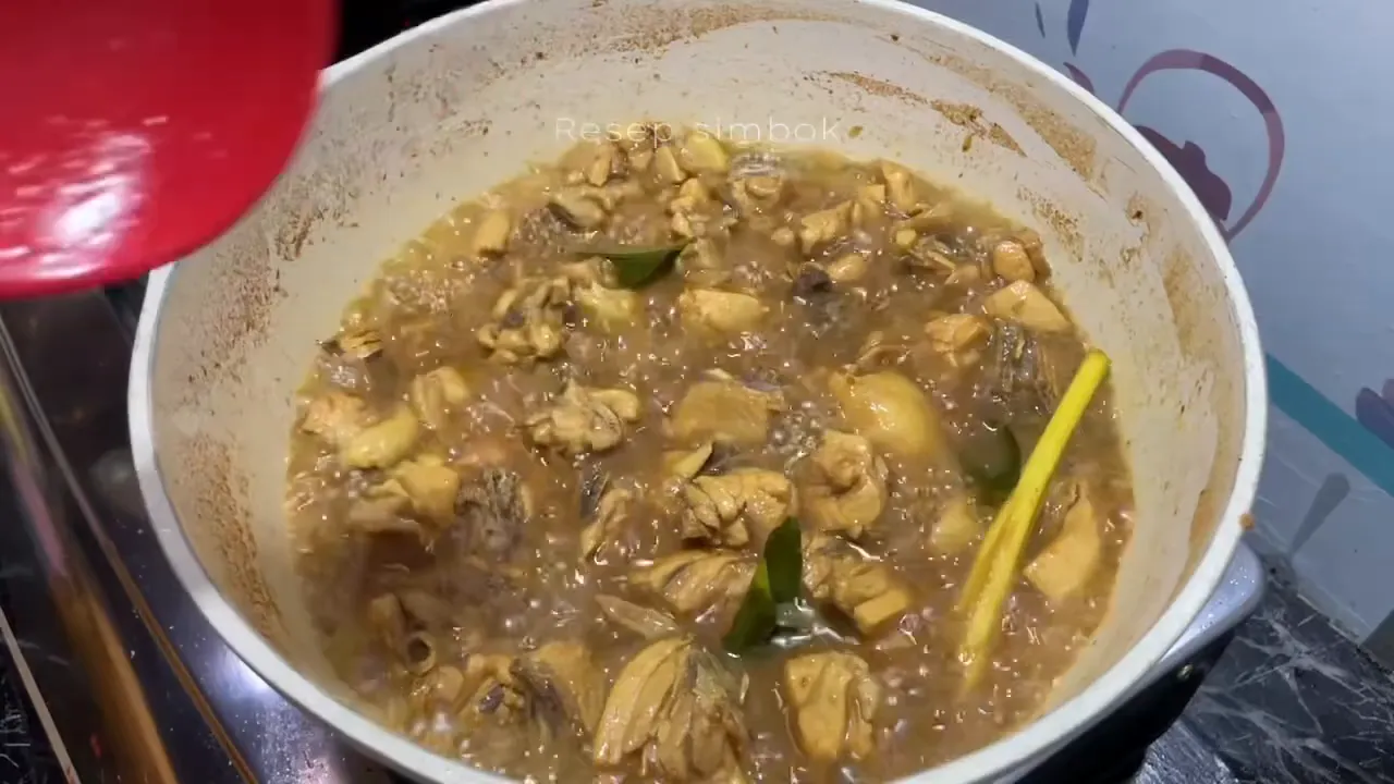 Tongseng ayam siap disajikan dengan nasi putih hangat