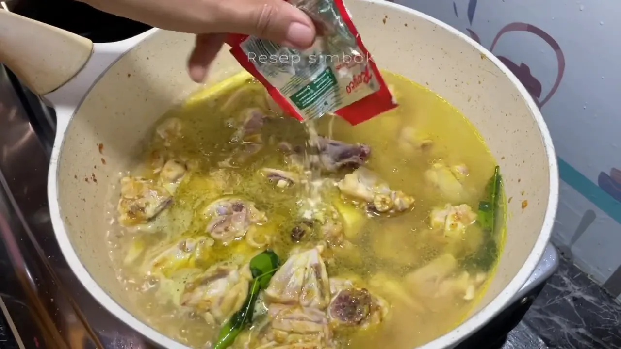 Ayam potong kecil-kecil siap dimasak
