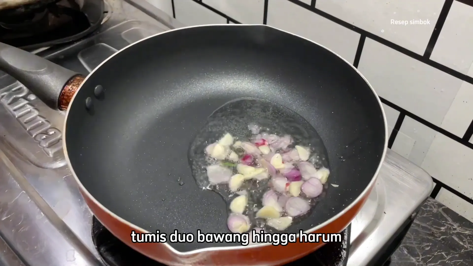 Proses menumis bumbu halus dengan cabai dan bawang