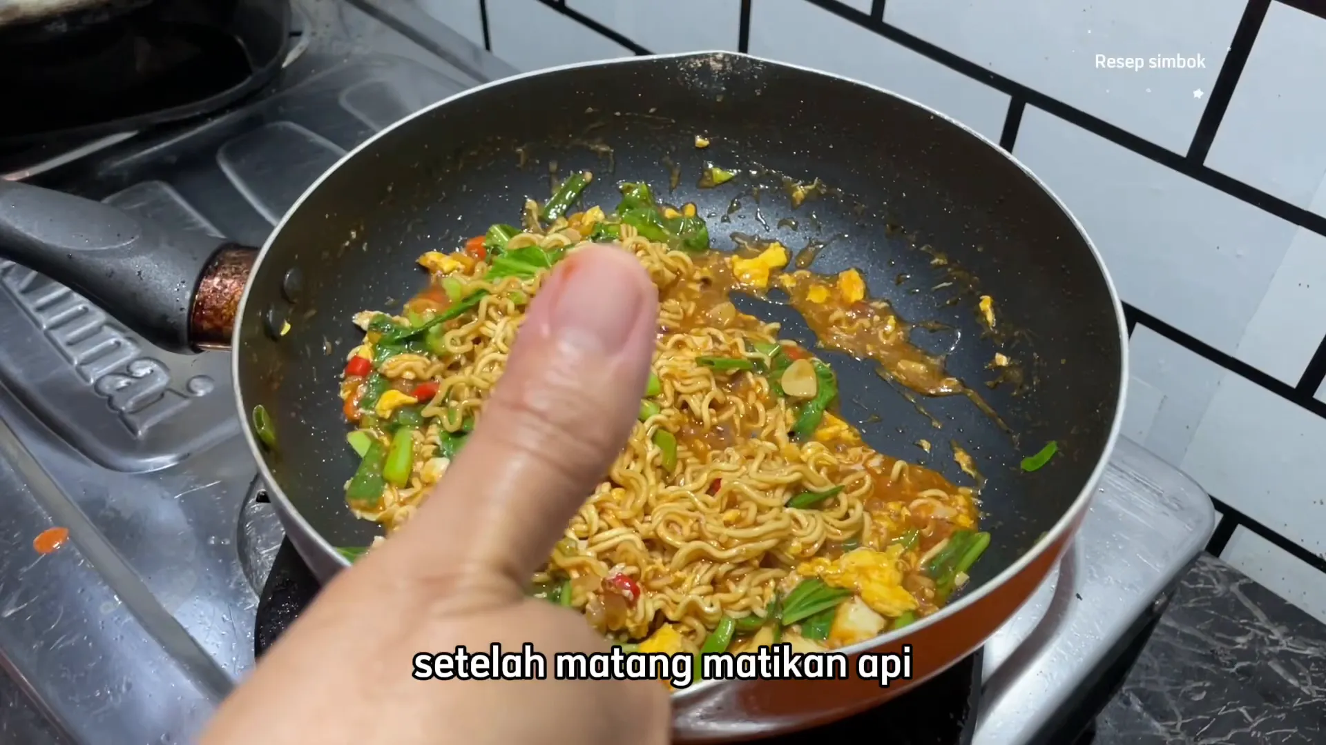 Mi goreng instan siap diolah dengan tambahan sayuran segar dan telur