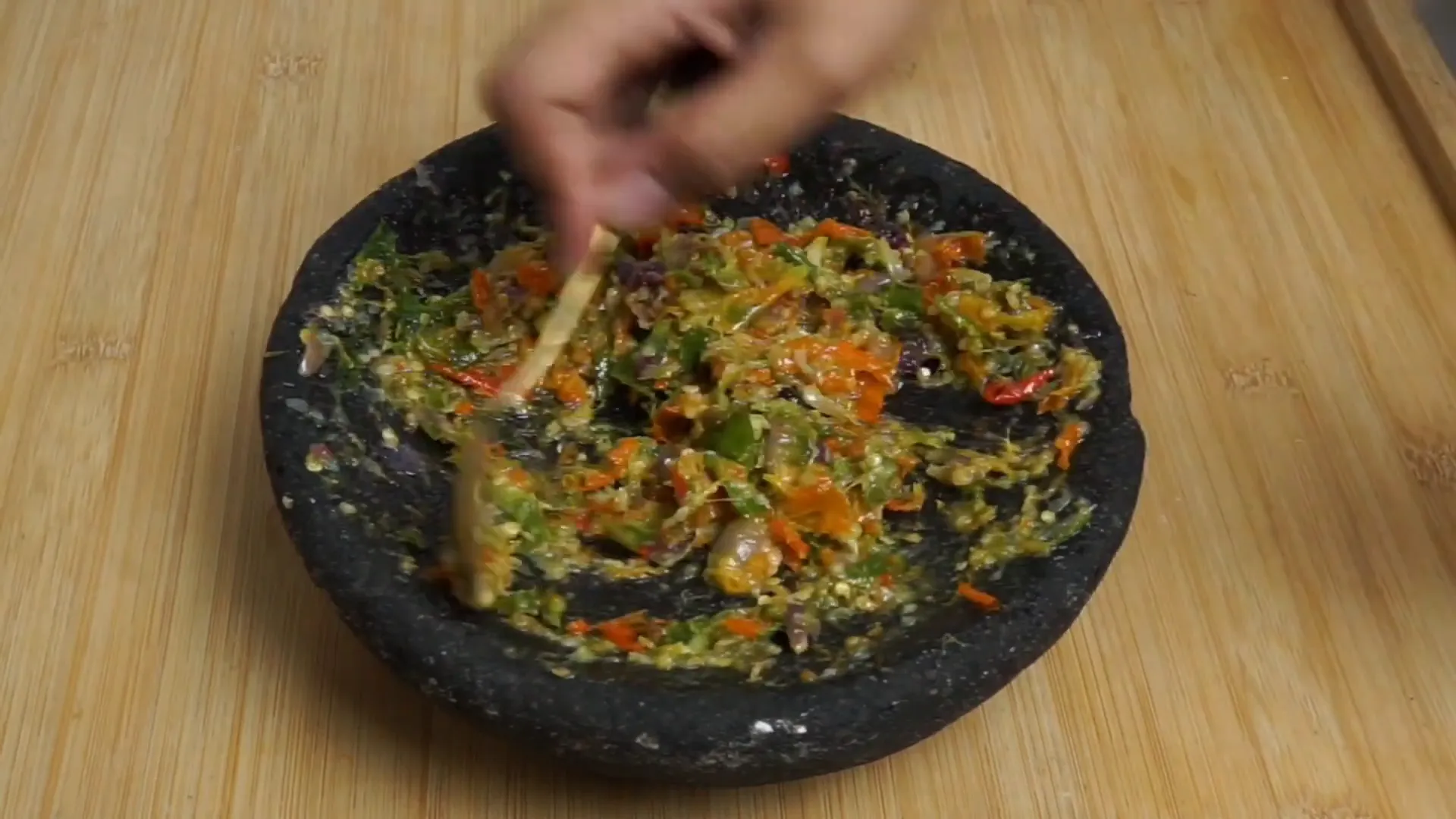 Ayam goreng ungkep bersama sambal pedas