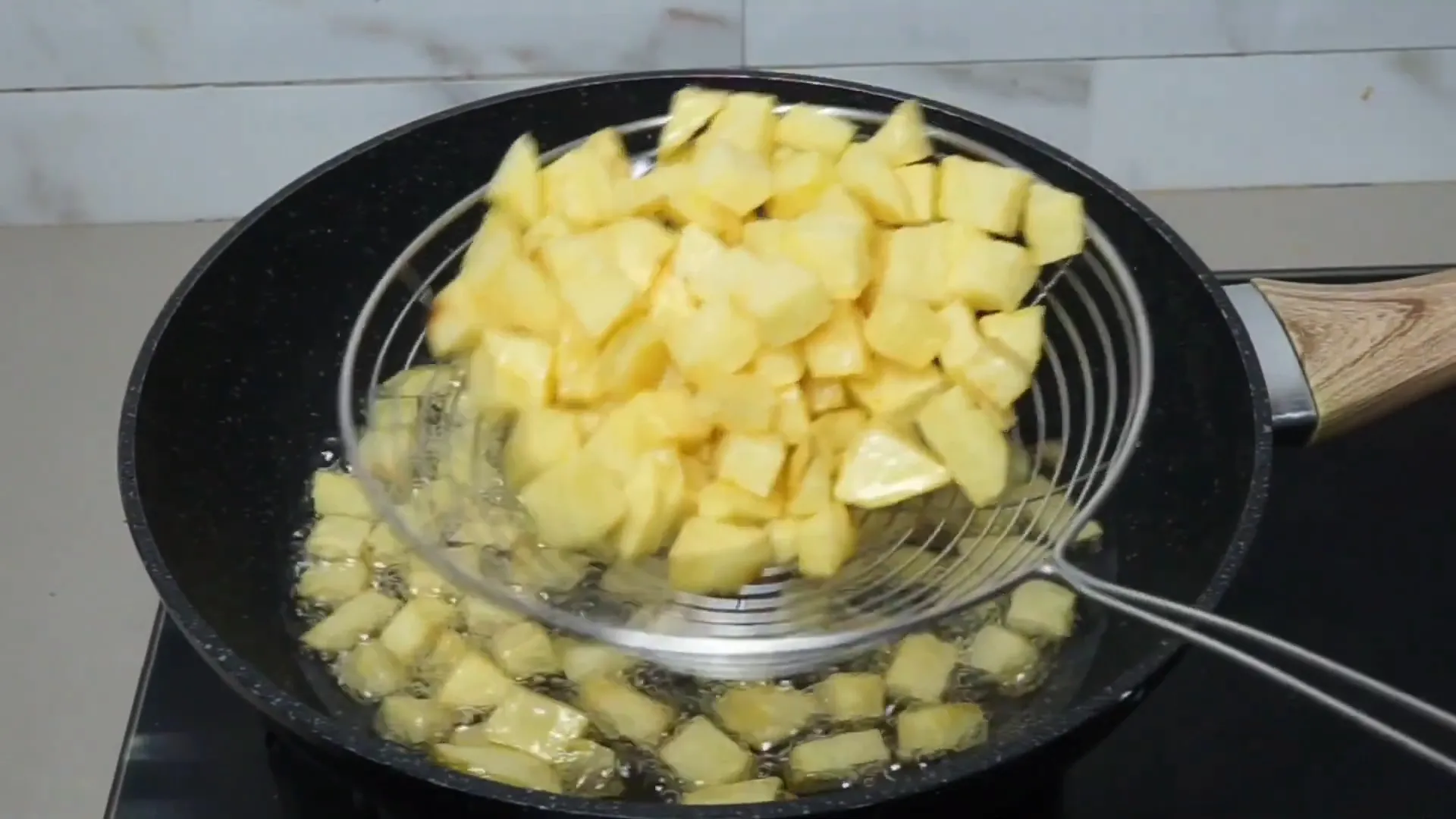 Kentang potong kotak siap digoreng