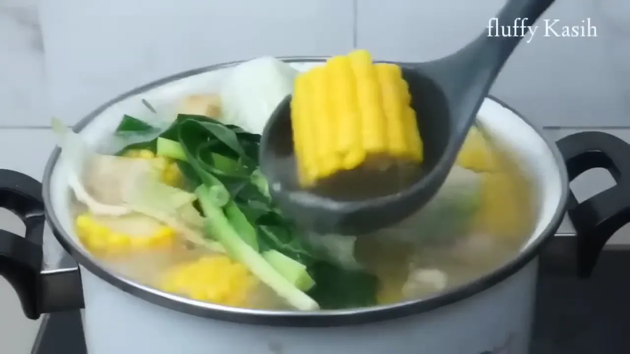 Sayur bening jagung manis dan sawi putih dengan kaldu ayam yang segar