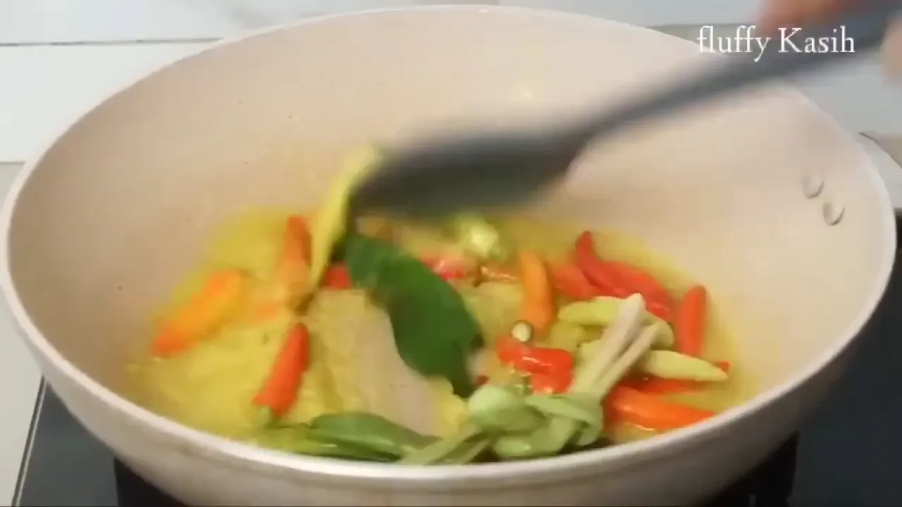 Tempe sumpil dimasak dengan bumbu halus dan kecap manis dalam wajan