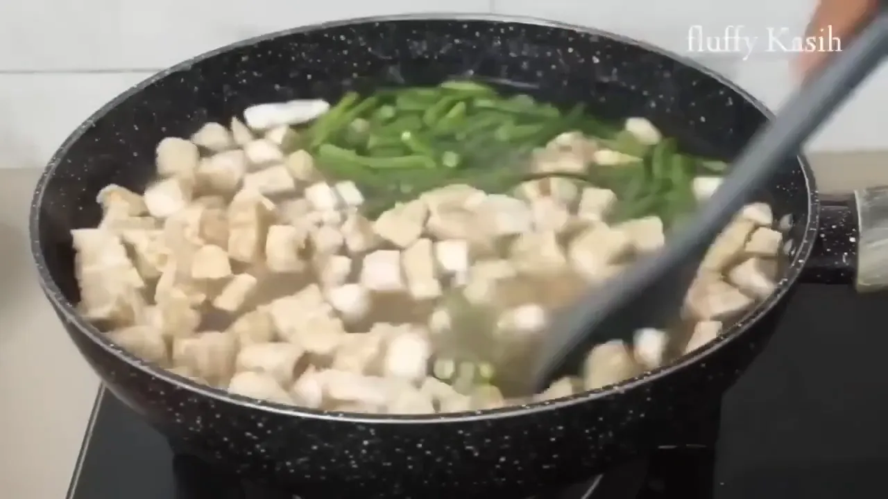 Masak tempe dengan bumbu halus dan sayuran segar sambil ditambahkan kelapa parut
