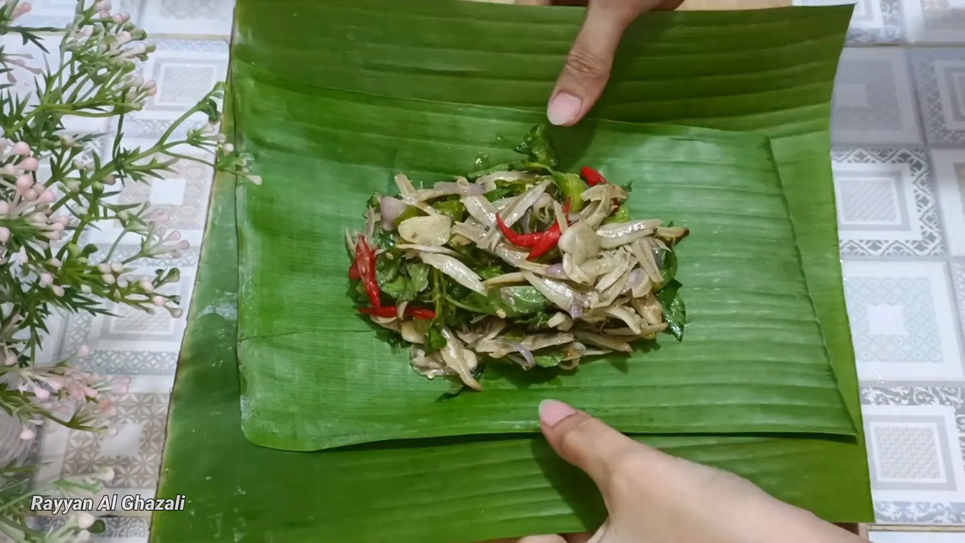 Pepes ikan asin teri jengki siap dikukus