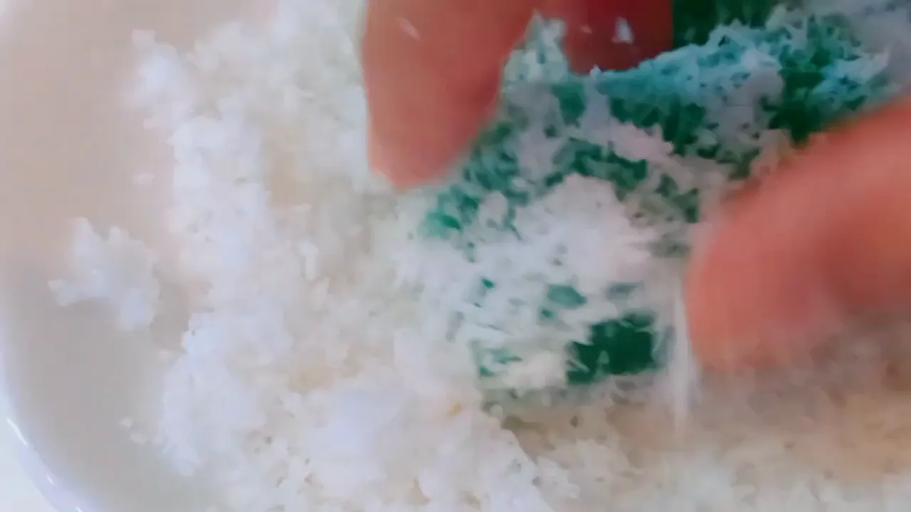 potongan kue sagu mutiara digulingkan ke kelapa parut