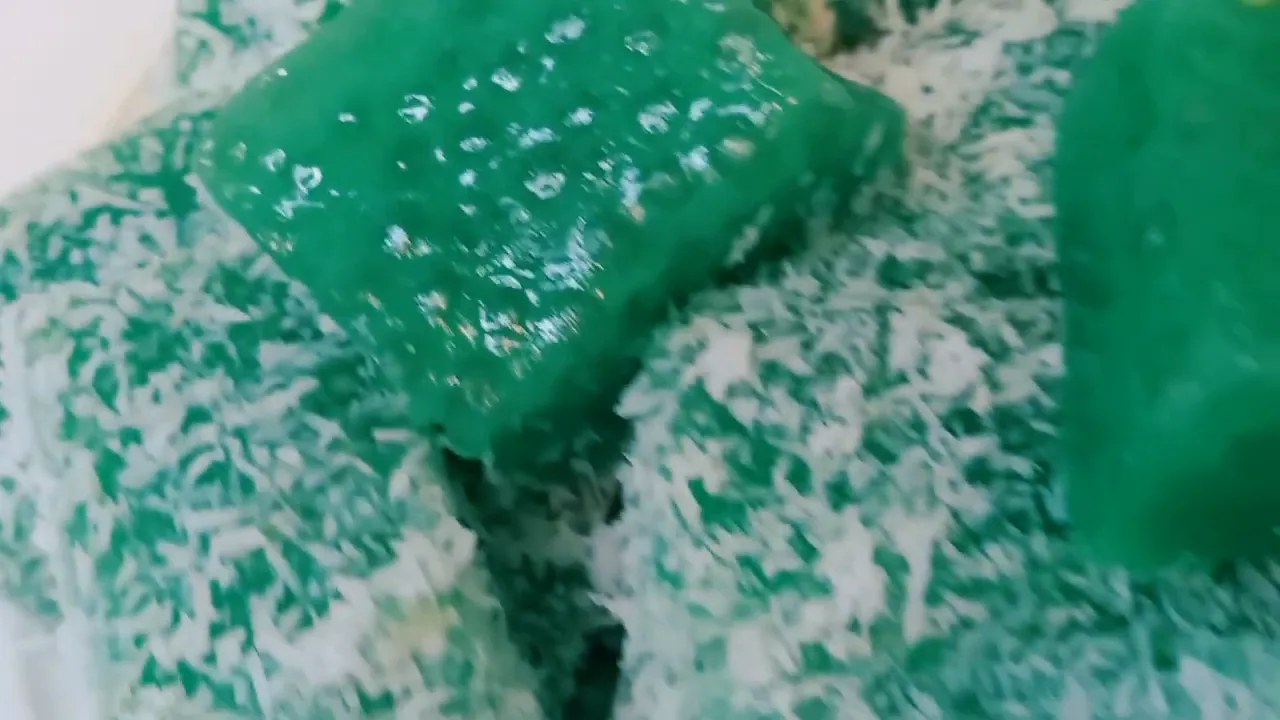 kue sagu mutiara yang sudah dibaluri kelapa siap disajikan