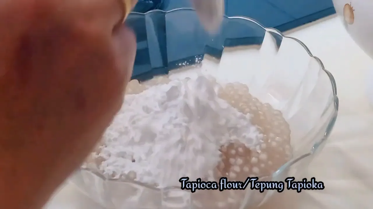 adonan sagu mutiara dicampur dengan tepung tapioka dan santan