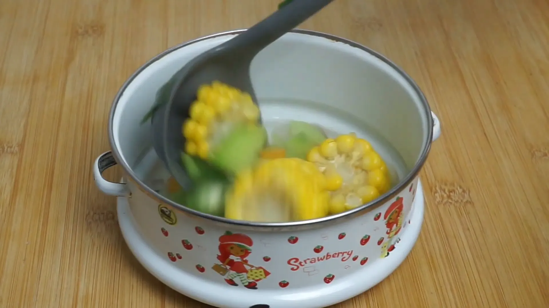 Sayur bening siap disajikan dengan nasi dan tempe goreng